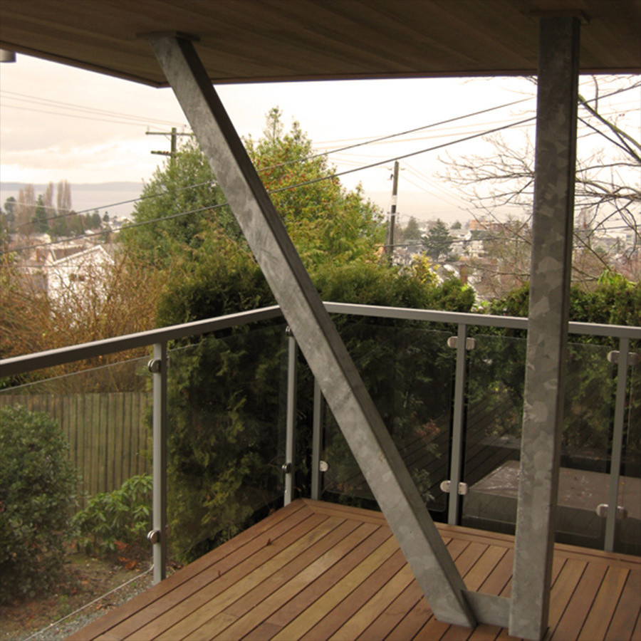 Ispirazione per una terrazza moderna di medie dimensioni e dietro casa con un tetto a sbalzo