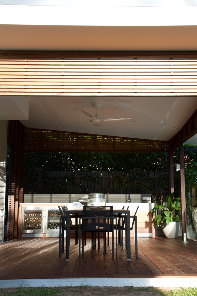Пример оригинального дизайна: большая терраса на заднем дворе в современном стиле с летней кухней и навесом