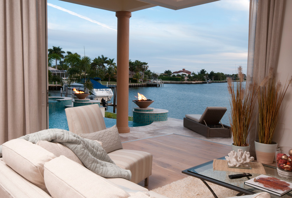 Aménagement d'une terrasse bord de mer avec un foyer extérieur.