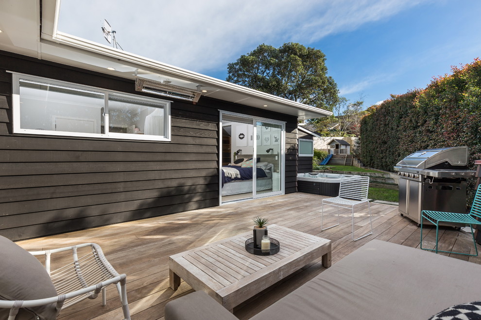 Mittelgroße, Unbedeckte Moderne Terrasse hinter dem Haus in Auckland