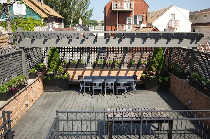 Idée de décoration pour un toit terrasse tradition de taille moyenne avec une pergola.