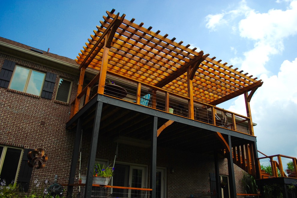 Aménagement d'une terrasse arrière contemporaine de taille moyenne avec une pergola.