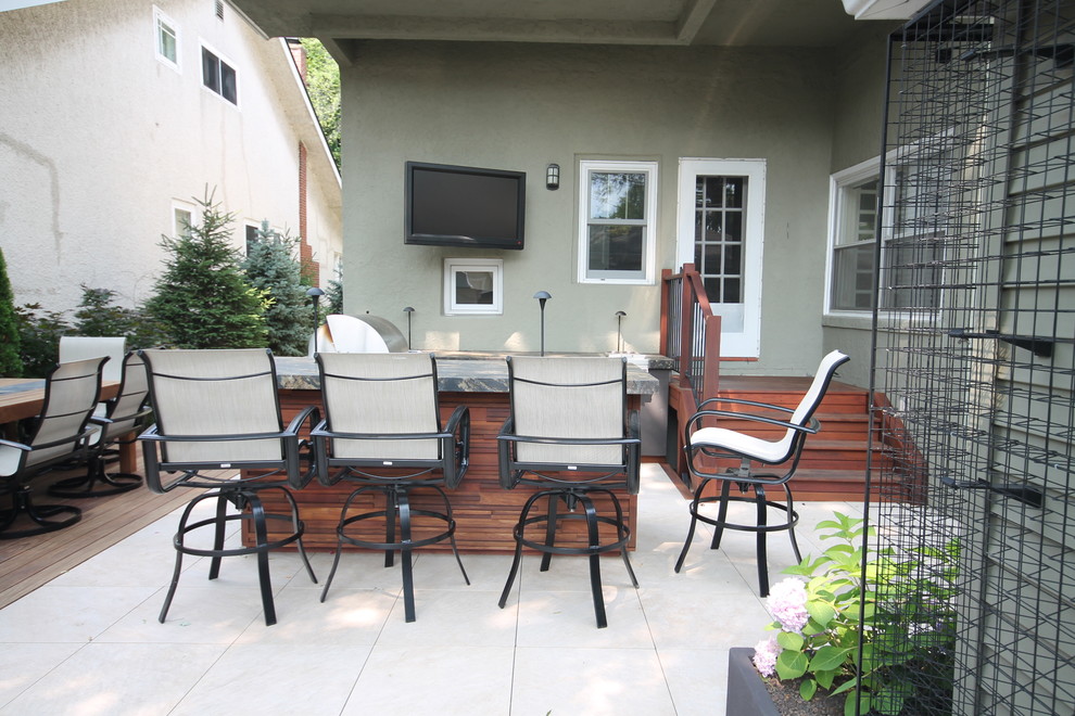 Immagine di un grande patio o portico minimal dietro casa con una pergola