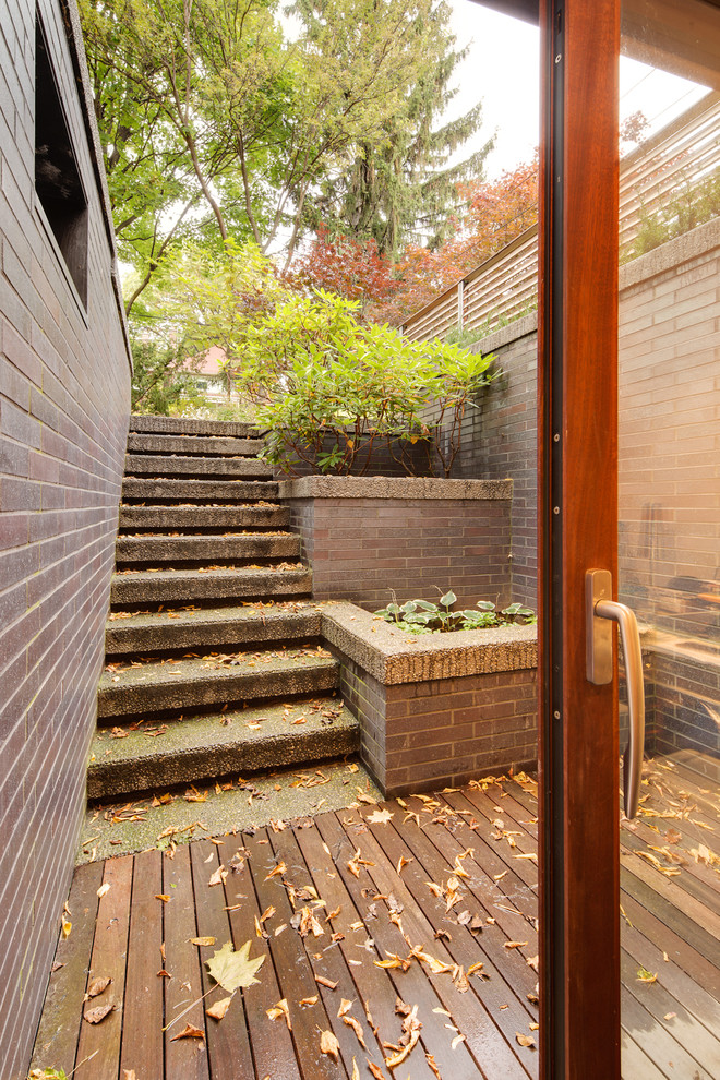 This is an example of a contemporary terrace in Toronto.