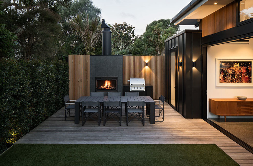 Diseño de terraza vintage de tamaño medio sin cubierta en patio trasero con cocina exterior