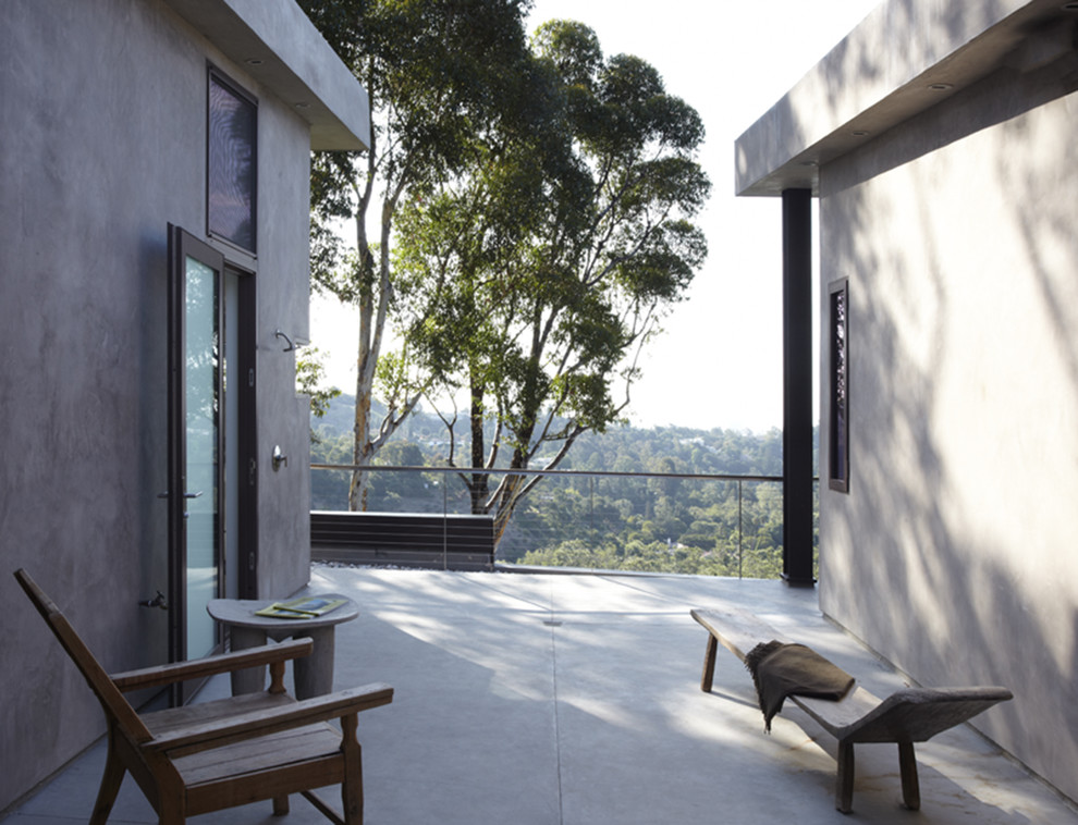 Mittelgroße, Unbedeckte Moderne Terrasse hinter dem Haus in Los Angeles