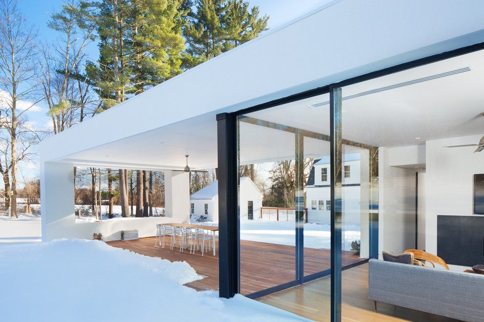 Ejemplo de terraza moderna en anexo de casas y patio lateral