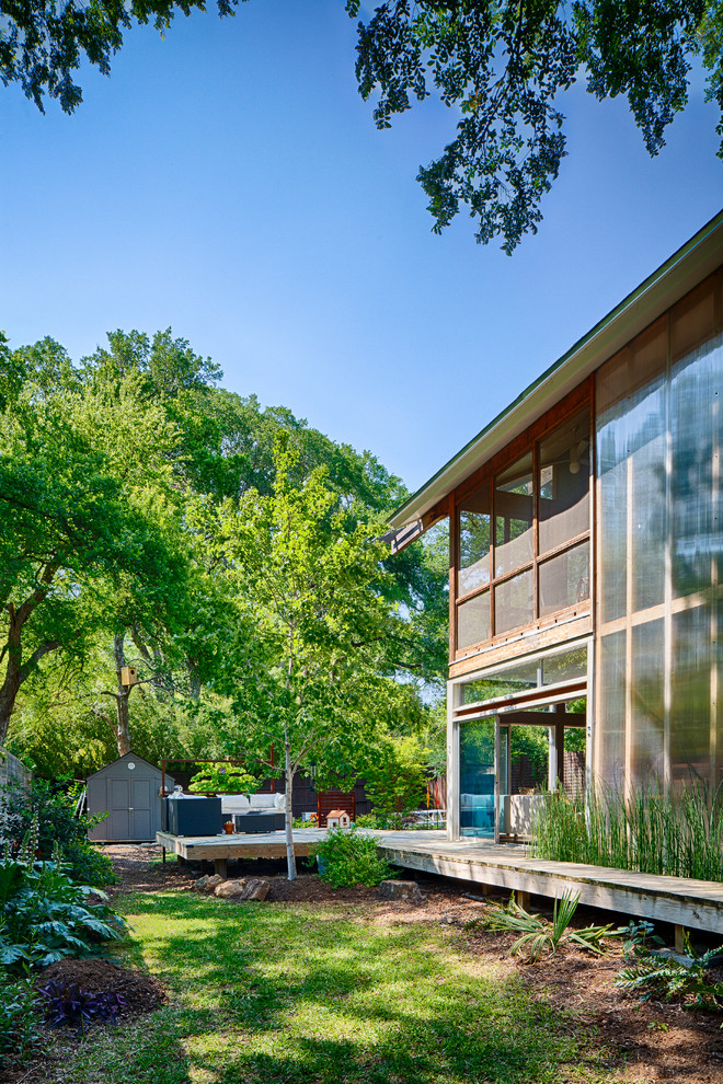 Industrial Terrasse hinter dem Haus mit Sonnenschutz in Dallas