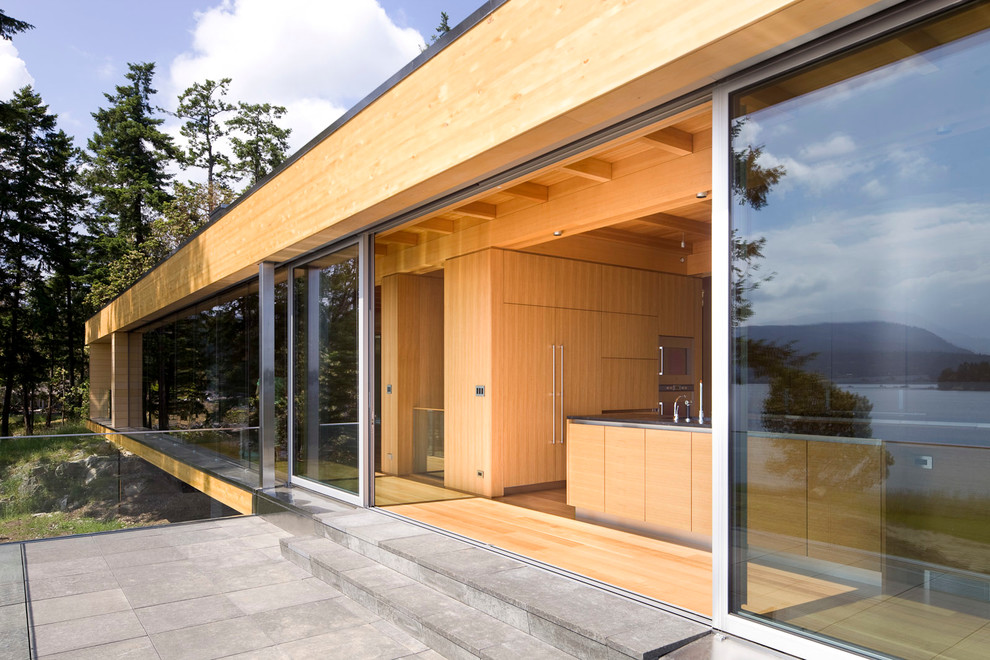 Idee per una grande terrazza minimalista dietro casa con nessuna copertura