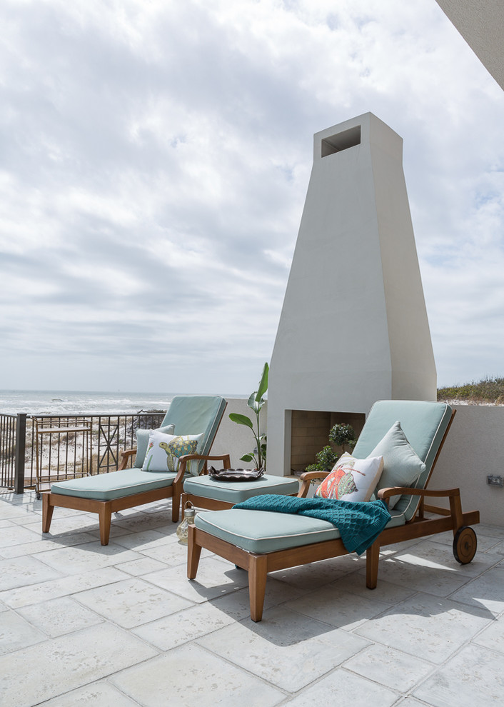 Пример оригинального дизайна: терраса среднего размера на заднем дворе в морском стиле с местом для костра без защиты от солнца