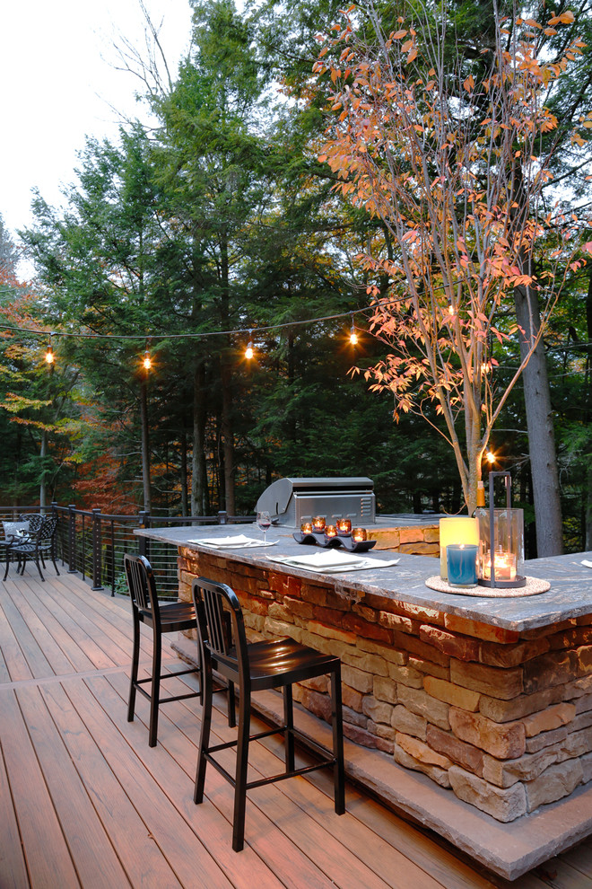 Inspiration pour une terrasse arrière bohème de taille moyenne avec une cuisine d'été et aucune couverture.