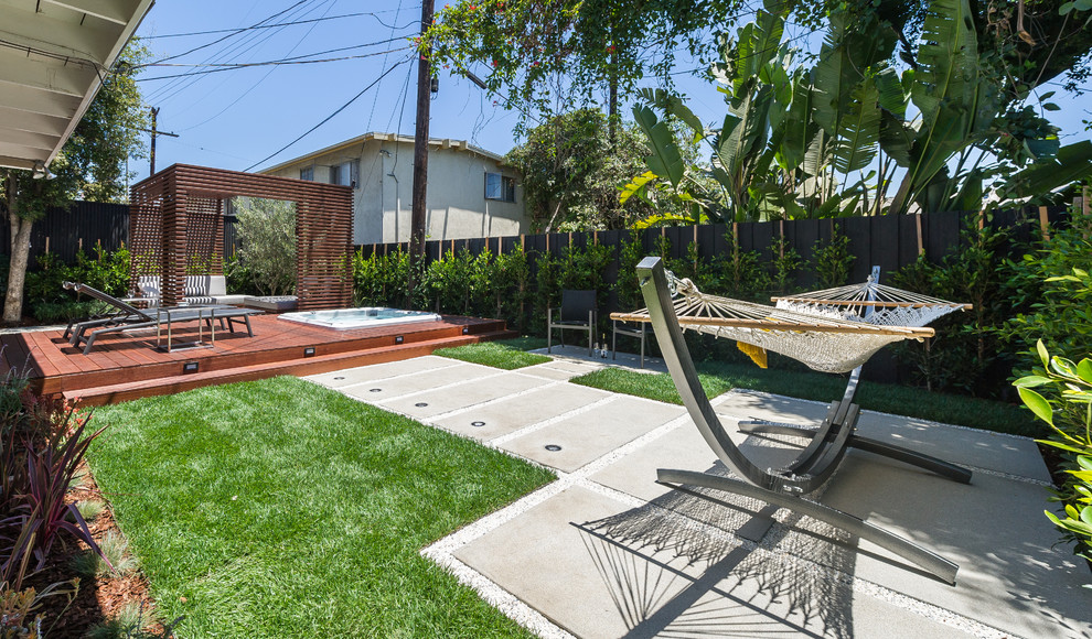 Kleine Moderne Pergola Terrasse hinter dem Haus mit Feuerstelle in Los Angeles