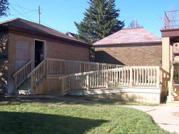 На фото: маленькая терраса на боковом дворе в современном стиле для на участке и в саду с