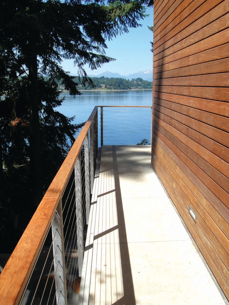 Deck - mid-sized contemporary side yard deck idea in Seattle