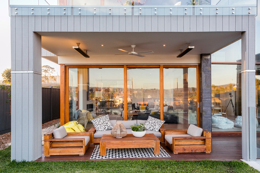 Foto de terraza planta baja contemporánea de tamaño medio en anexo de casas y patio trasero