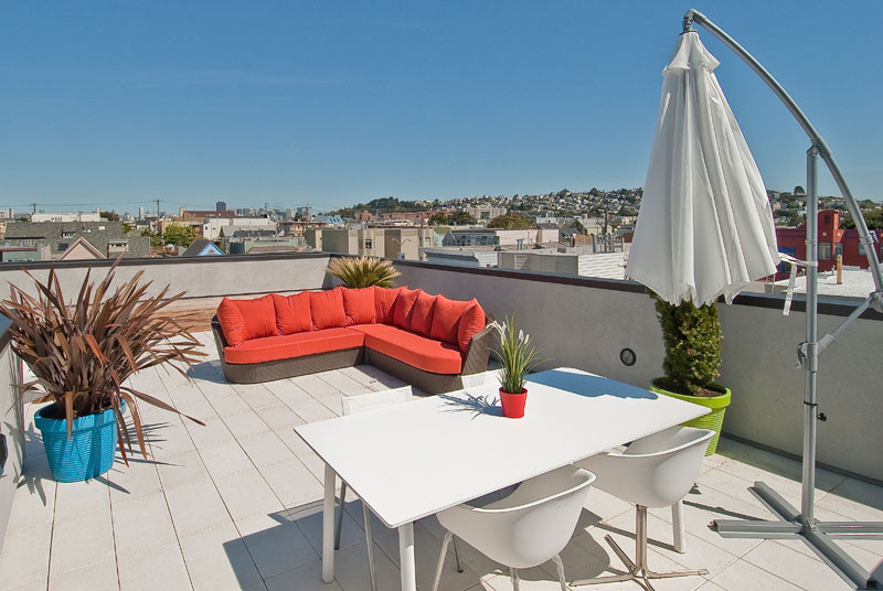 Inspiration for a mid-sized contemporary rooftop deck remodel in San Francisco