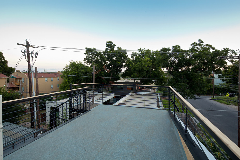 Ejemplo de terraza contemporánea de tamaño medio sin cubierta en azotea