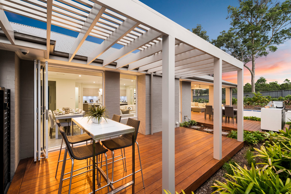 Cette photo montre une terrasse latérale tendance de taille moyenne avec une cuisine d'été et une extension de toiture.