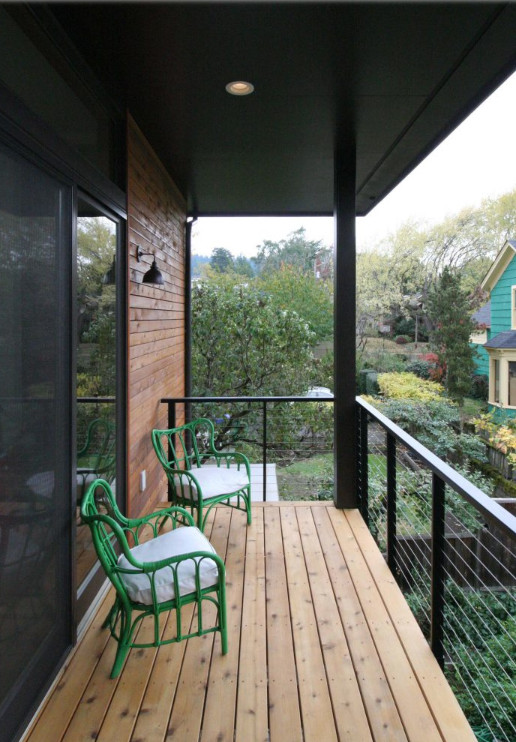 На фото: маленькая терраса на заднем дворе в современном стиле с навесом для на участке и в саду с