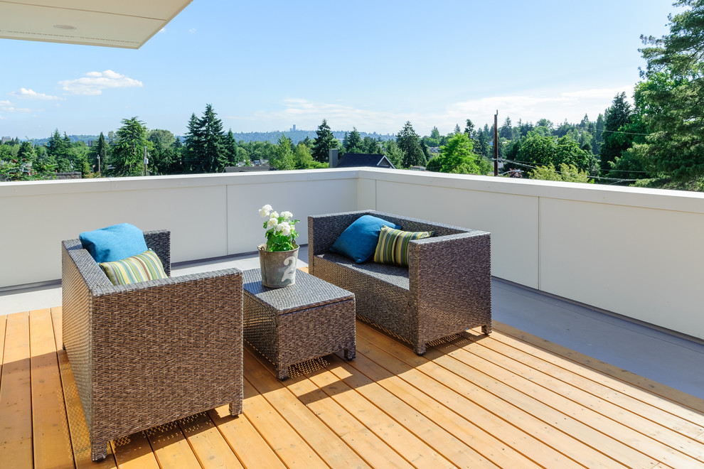 Foto de terraza minimalista grande en azotea con toldo