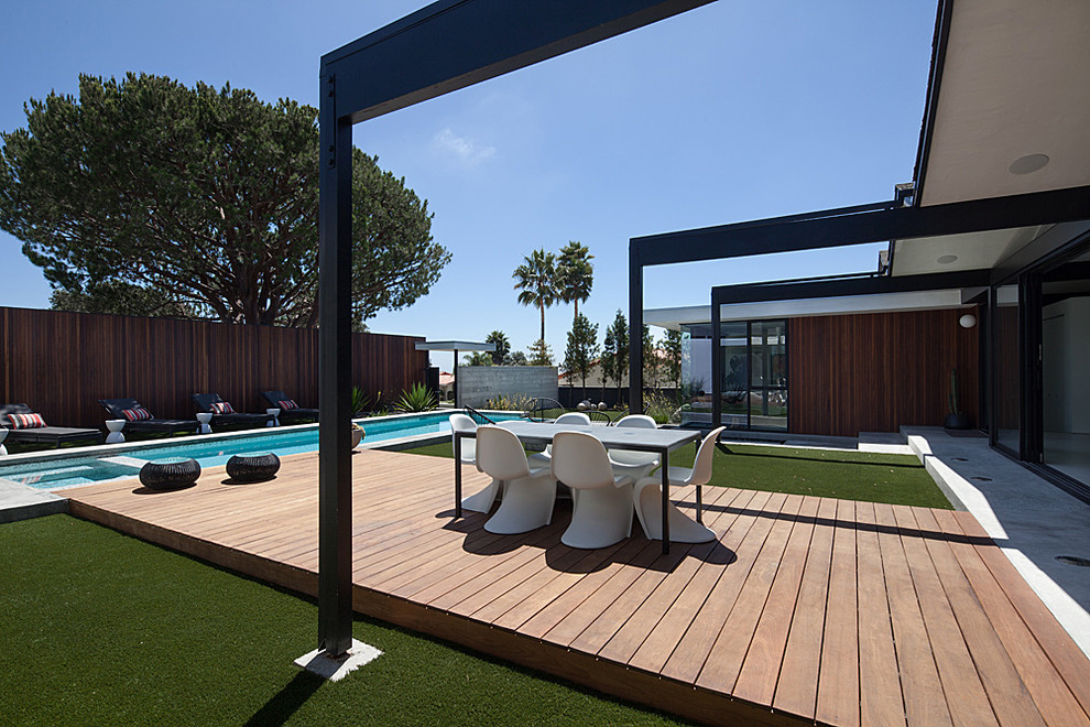 Imagen de terraza minimalista grande sin cubierta en patio trasero