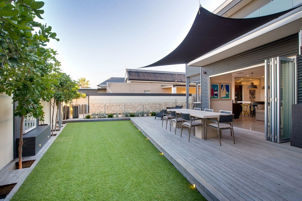 Свежая идея для дизайна: терраса среднего размера на заднем дворе в стиле модернизм с летней кухней - отличное фото интерьера