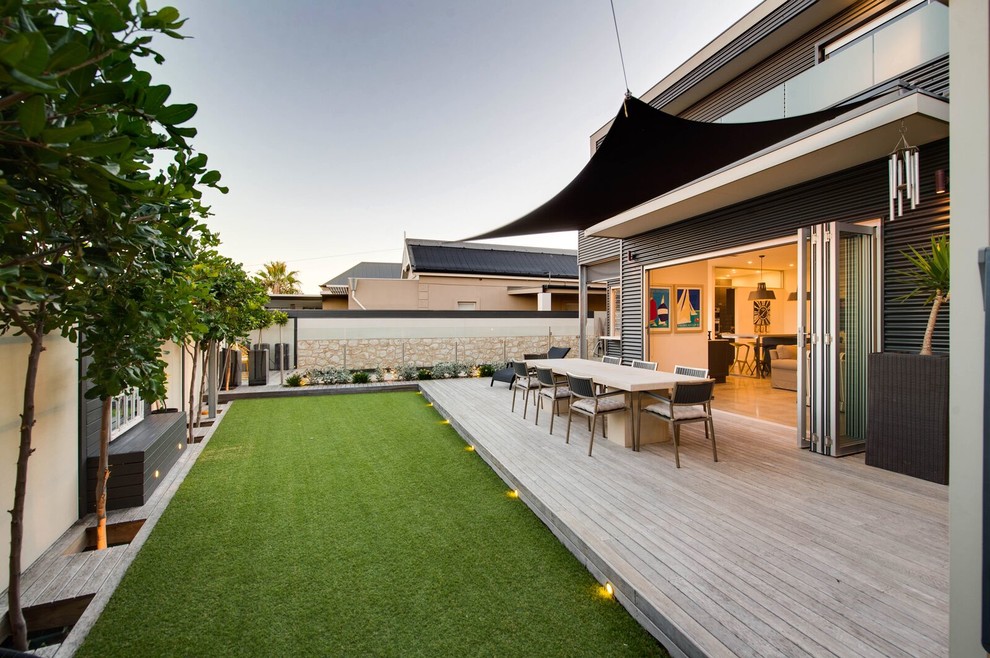 Idées déco pour une terrasse arrière moderne de taille moyenne avec une cuisine d'été.
