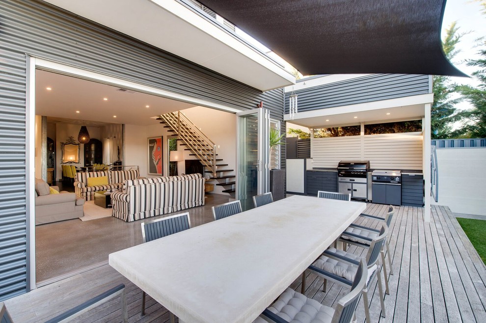 Стильный дизайн: терраса среднего размера на заднем дворе в стиле модернизм с летней кухней - последний тренд
