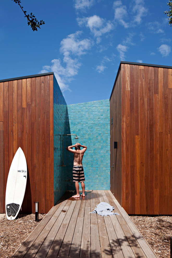 Идея дизайна: душ на террасе на заднем дворе в морском стиле без защиты от солнца