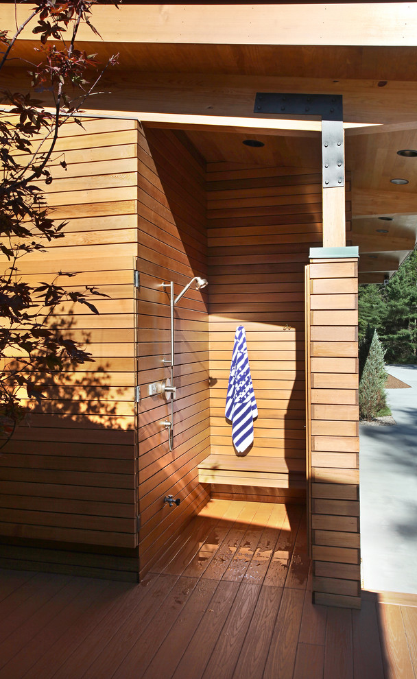 Свежая идея для дизайна: душ на террасе в современном стиле - отличное фото интерьера