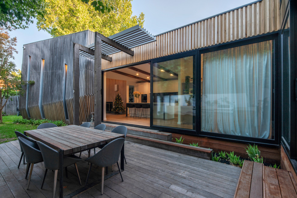 Große, Unbedeckte Moderne Terrasse hinter dem Haus in Melbourne