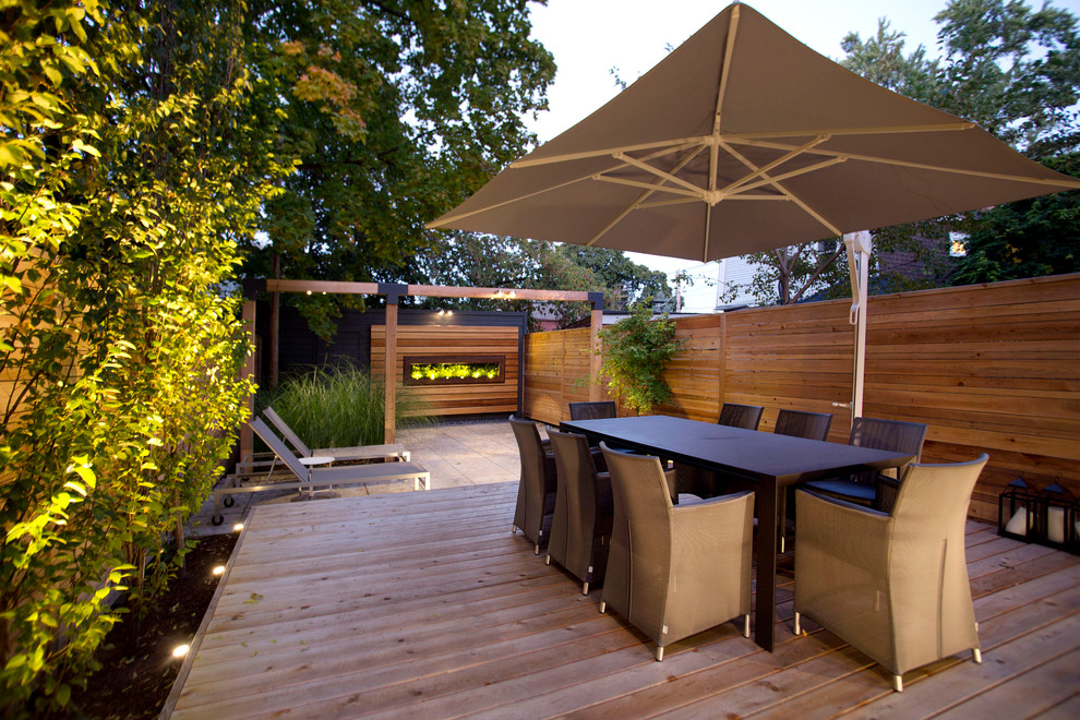 Contemporary terrace in Toronto with fencing.