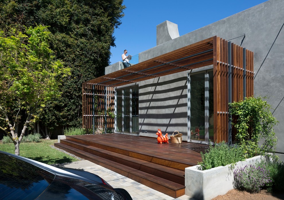 Foto de terraza contemporánea pequeña en patio trasero con brasero y pérgola