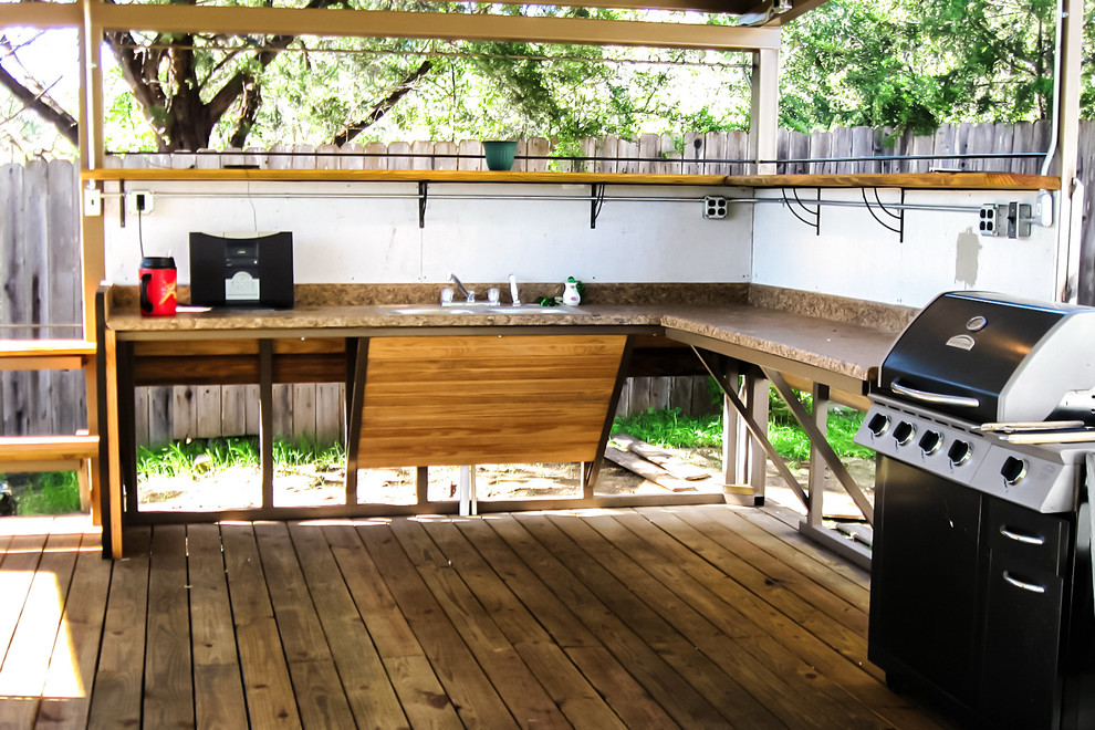 Mittelgroße Rustikale Terrasse hinter dem Haus mit Outdoor-Küche und Markisen in Austin