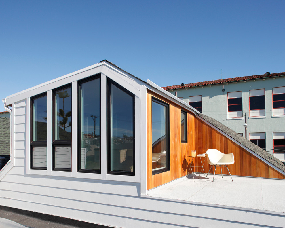 Example of a minimalist rooftop rooftop deck design in San Francisco