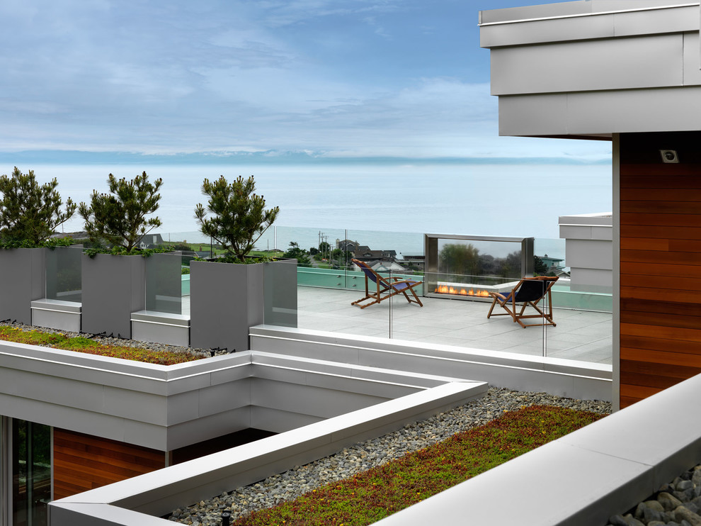 Moderne Dachterrasse im Dach mit Kamin in Vancouver