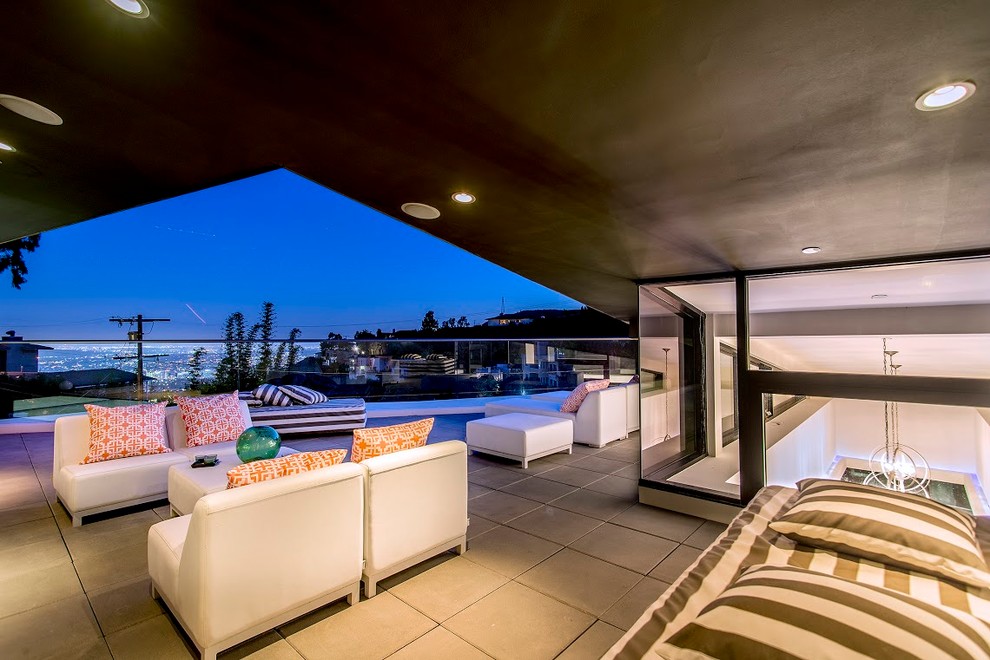 Photo of a large contemporary roof terrace in Los Angeles.