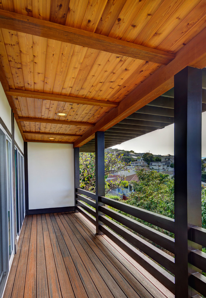 Example of a mid-sized zen deck design in Hawaii with a roof extension