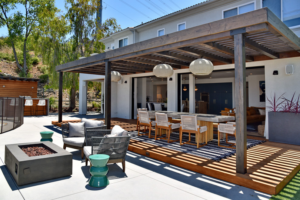 Moderne Pergola Terrasse hinter dem Haus mit Feuerstelle in San Diego