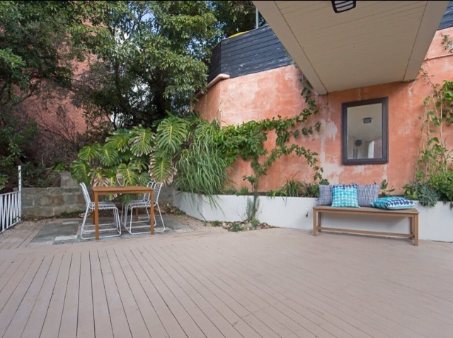 Идея дизайна: маленькая терраса на боковом дворе в стиле неоклассика (современная классика) с растениями в контейнерах без защиты от солнца для на участке и в саду