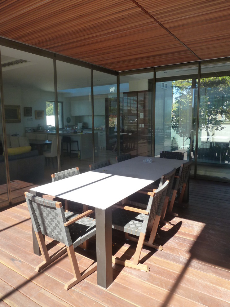 Mittelgroße, Überdachte Eklektische Terrasse hinter dem Haus in Perth