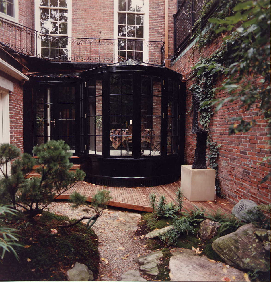 Example of a mid-sized classic deck design in Boston