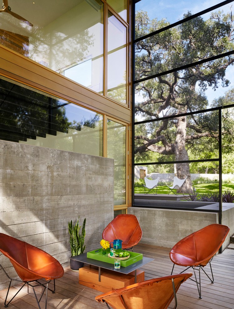 Источник вдохновения для домашнего уюта: терраса в современном стиле с навесом и защитой от солнца