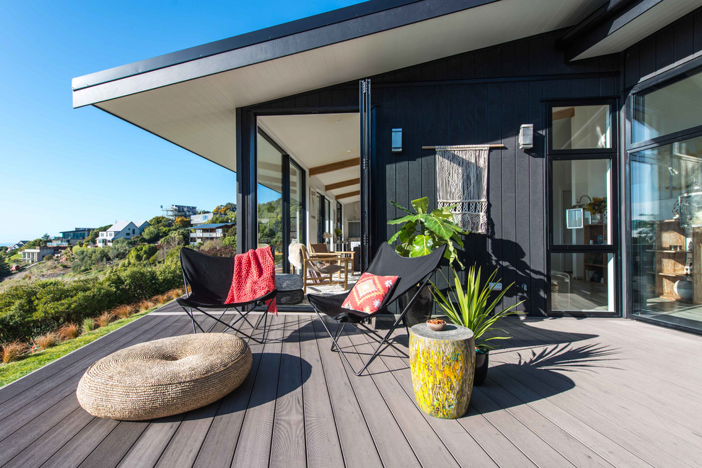 Moderne Terrasse hinter dem Haus in Auckland