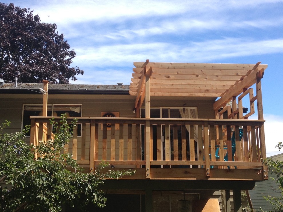 Example of a trendy deck design in Vancouver