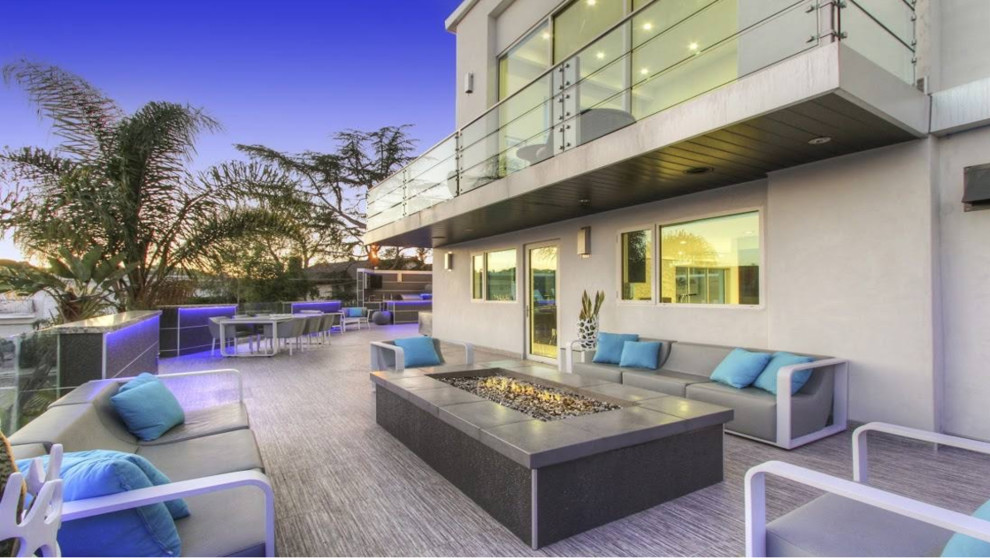 Modern back terrace in Los Angeles.