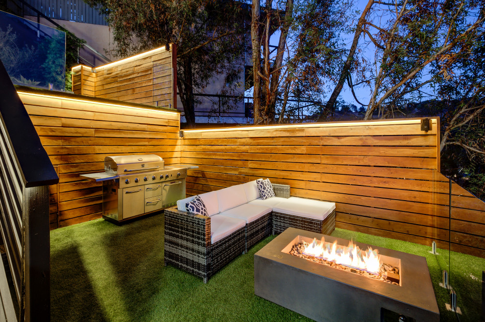 Mittelgroße, Unbedeckte Moderne Terrasse mit Grillplatz in Los Angeles