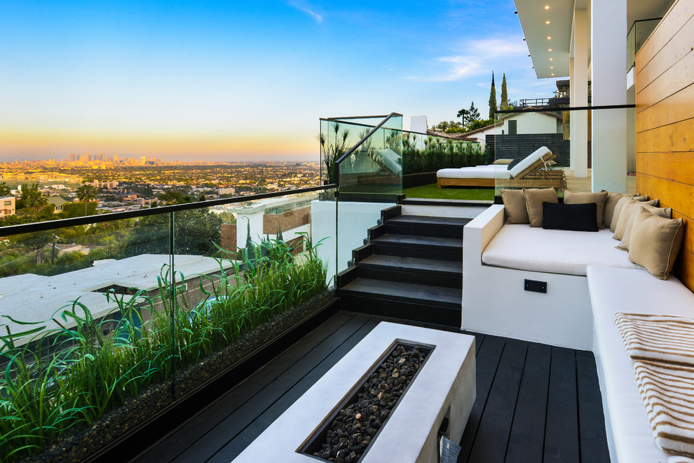 Moderne Terrasse hinter dem Haus mit Feuerstelle in Los Angeles