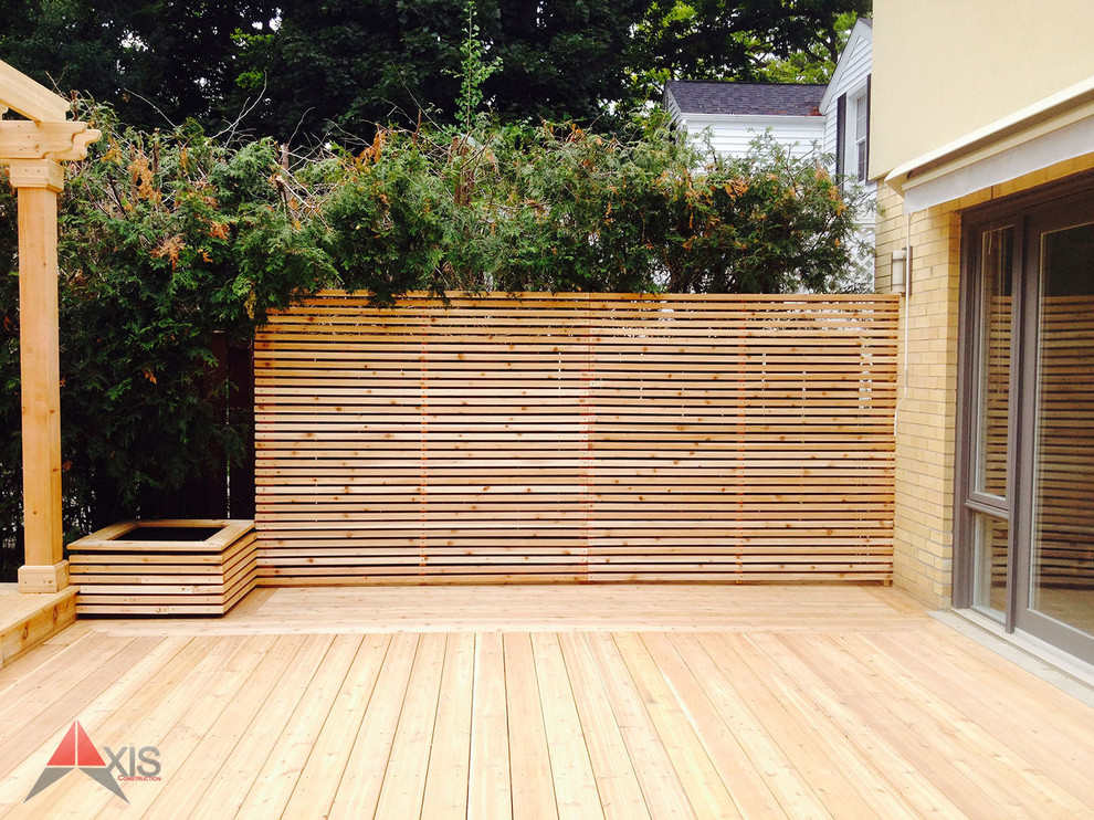 Modelo de terraza minimalista extra grande en patio trasero con pérgola