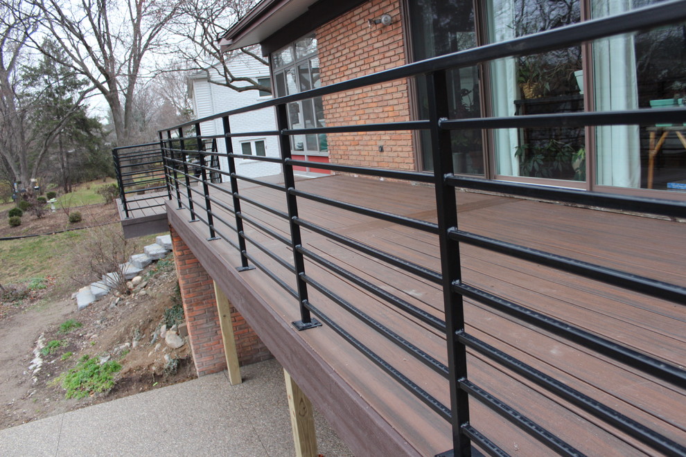 Aménagement d'une terrasse arrière contemporaine de taille moyenne avec aucune couverture.
